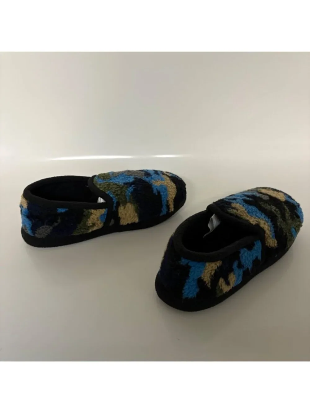 Wonder Nation BYB Black Blue Camo Fuzzy Slippers Boys Size 4-5 Slip On NEW